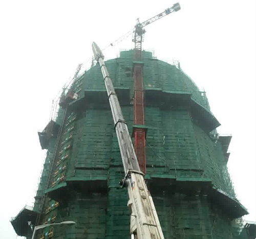 海拉尔吊车在工地上作业